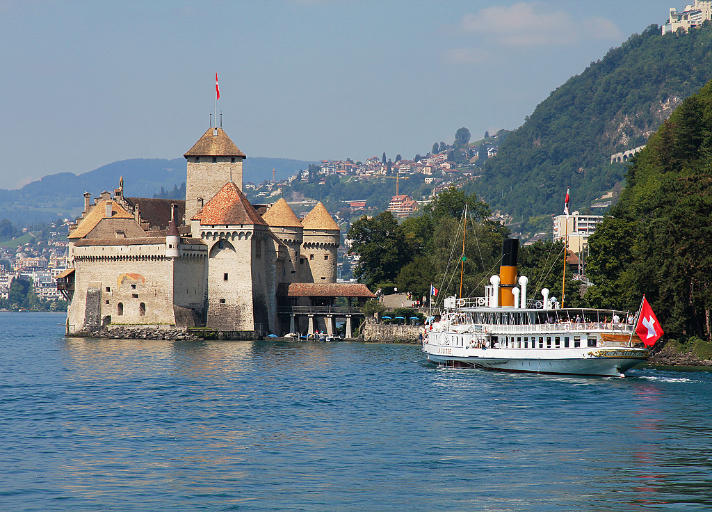 Chillon, Schloss. Bedeutendes Baudenkmal am Genfersee und eines der meistbesuchten Museen in der Schweiz. Dampfschiff  La Suisse  legt gerade an und bringt viele Besucher. Auf Velotour, 21. Aug. 2010, 14:12