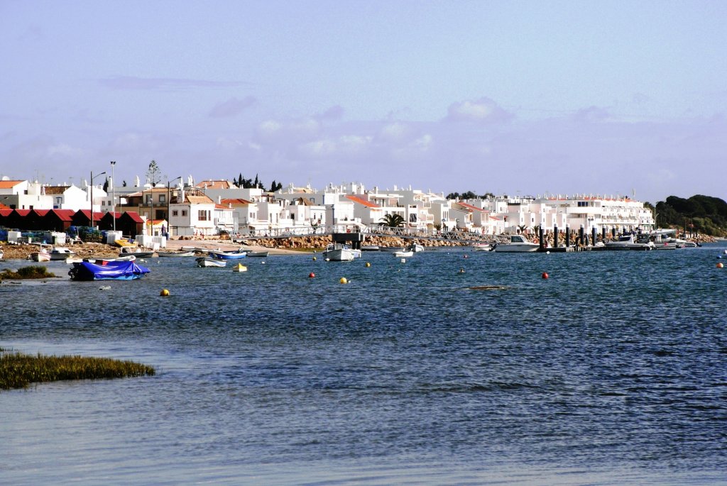 CONCEIO e CABANAS DE TAVIRA, Gemeindeteil Cabanas de Tavira (Concelho de Tavira), 08.02.2010, Blick auf die Uferpromenade, die z.Z. neu gestaltet wird