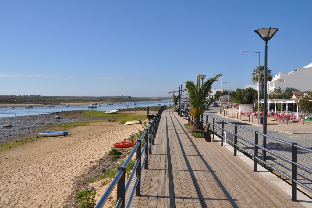 CONCEIO e CABANAS DE TAVIRA, Gemeindeteil Cabanas de Tavira (Concelho de Tavira), 07.02.2011, die in 2009/2010 neu erstellte Uferpromenade