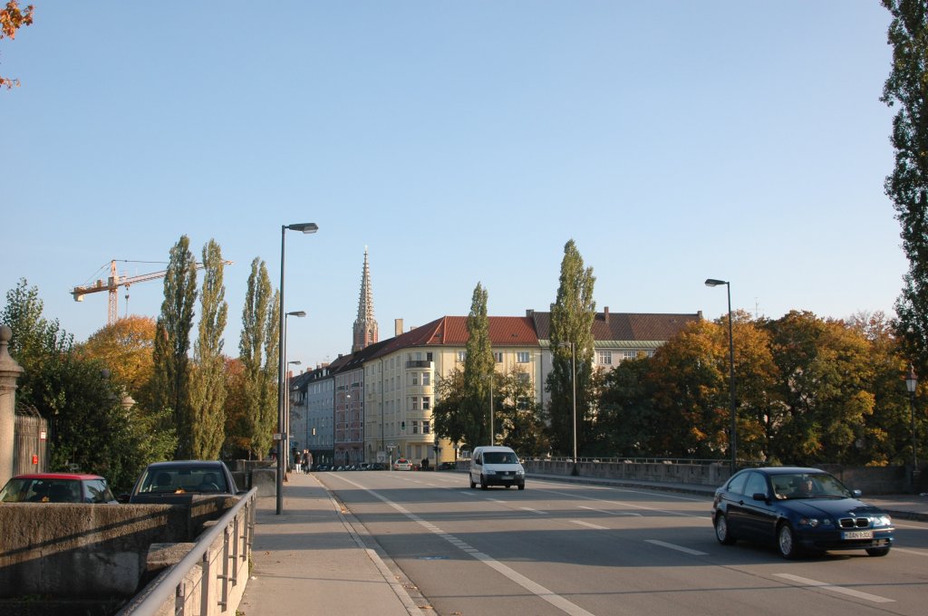 Corneliusbrücke mit Blick auf die Maria-Hilf-Kirche (10/2007) München-Au