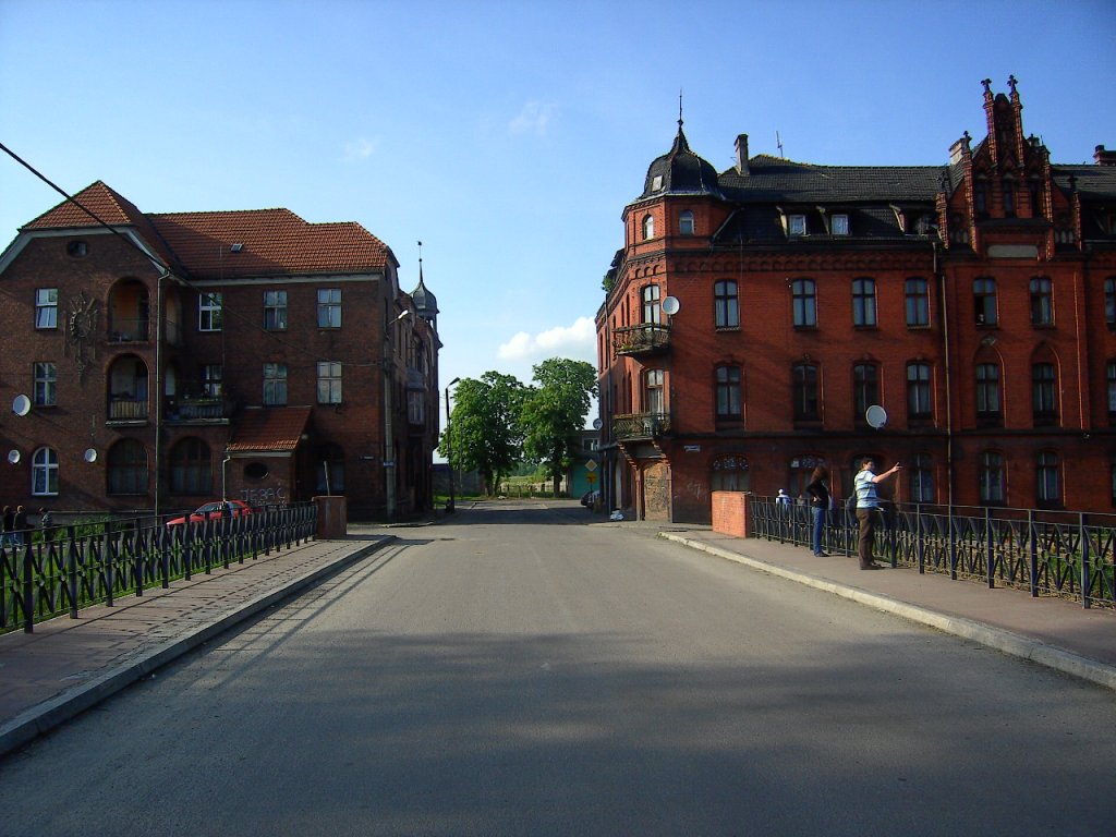 Cosel-Hafen/Kozle Port (Stadt Kandrzin-Cosel/Kedzierzyn-Kozle) war einst nach Duisburg der zweitgrte Binnenhafen im Deutschen Reich. Nach Demontage der Hafenkrne liegen die riesigen Hafenbecken heute brach.
Vom Hafenbecken aus verbindet der Gleiwitzer Kanal (gebaut als Adolf-Hitler-Kanal) die Oder mit den Grostdten des Oberschlesischen Industriegebietes. Hauptschlich wurde hier die Kohle umgeschlagen. Aufnahme vom Herbst 2012