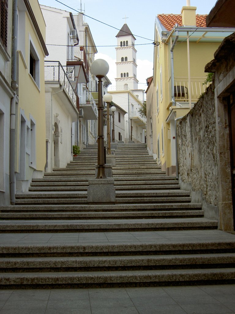 Crikvenica, Gorica Brace Gasse mit St. Antona Kirche (01.05.2012)