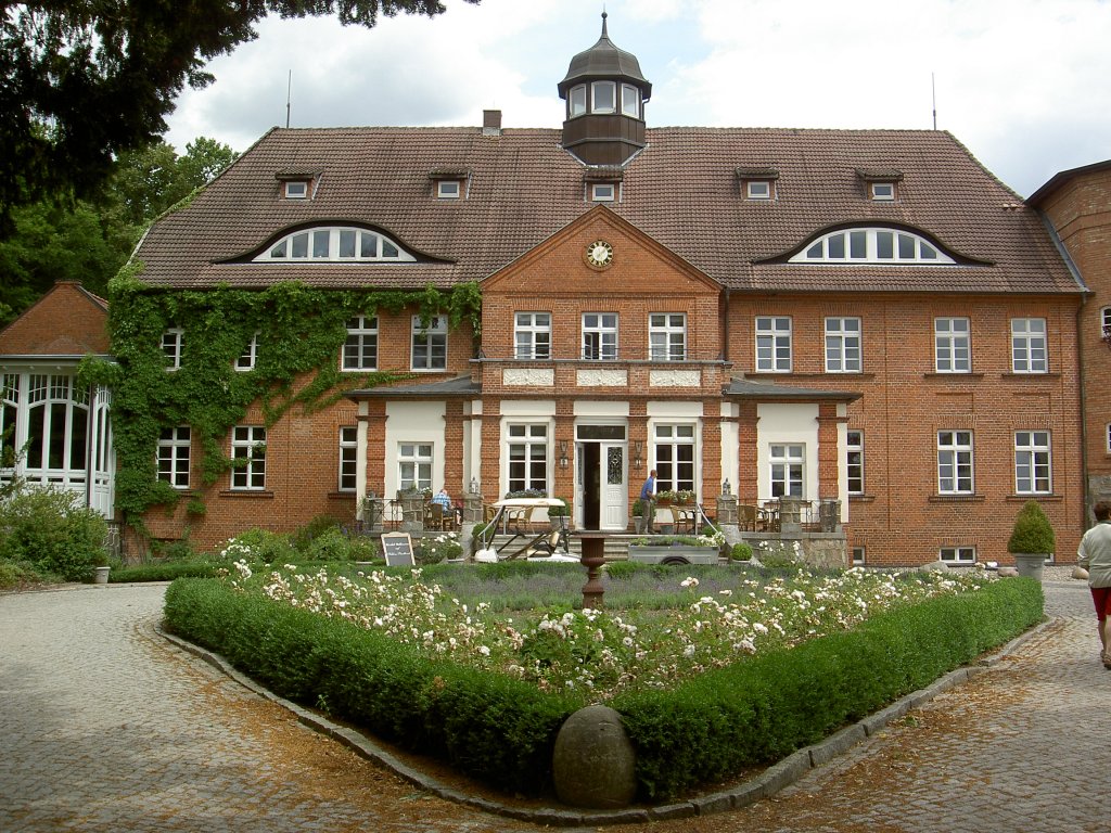 Crivitz, Schloss Basthorst, erbaut 1823 durch Ernst Johann Wilhelm von Schack 
(11.07.2012)