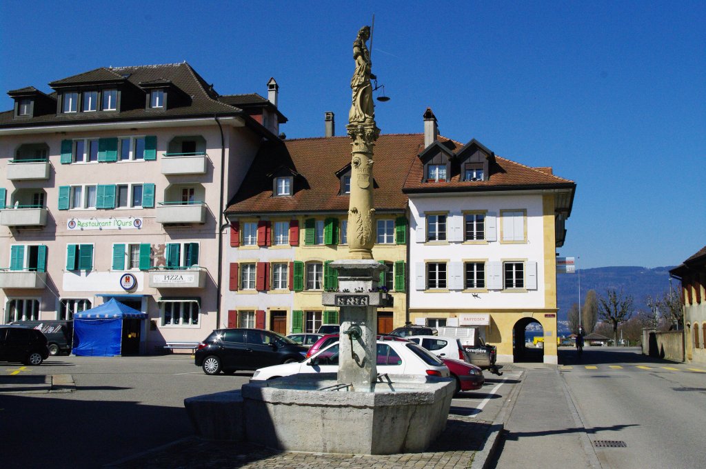 Cudrefin, Gerechtigkeitsbrunnen von 1605 am Marktplatz (21.03.2011)