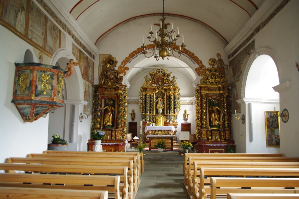 Cumbels, Altre und Kanzel der St. Stefan Kirche, Hochaltar geschaffen 1763 von 
Johannes Trubmann, Seitenaltre von 1715, Kanzel von 1690 (01.05.2011)