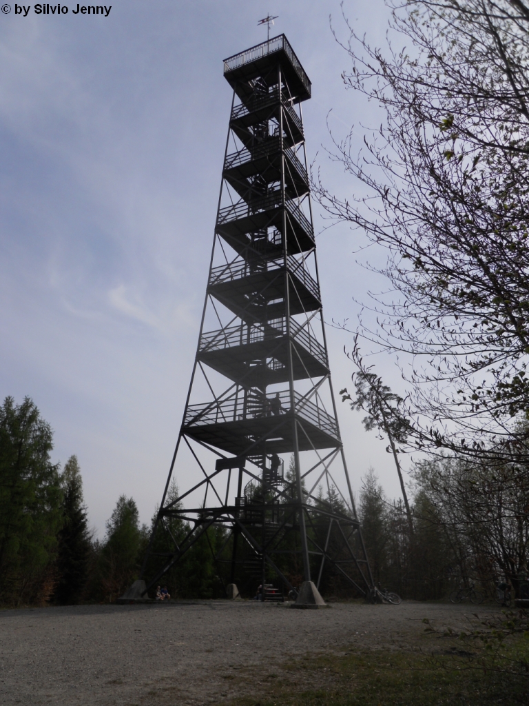 Da steht er, der Eschenbergturm, der Eiffelturm von Winterthur. 1889 erbaut, ist er heute noch der bekannteste Aussichtsturm Winterthurs. Auf ihm sieht man nicht nur ber Winterthur, sondern auch ins Tsstal oder zur Kyburg.