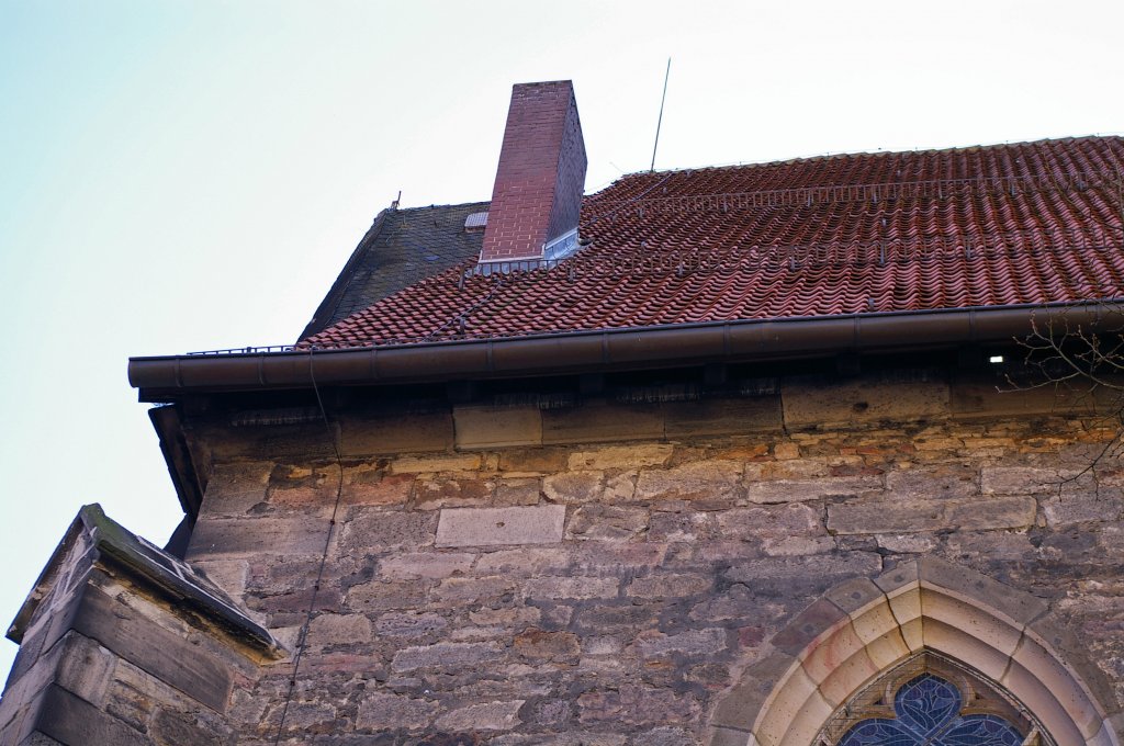 Dachbereich der St. Blasiuskirche, rechts ist ein heller Fleck, da kann man durchs Dach hindurch den Himmel sehen, 25.03.2012.