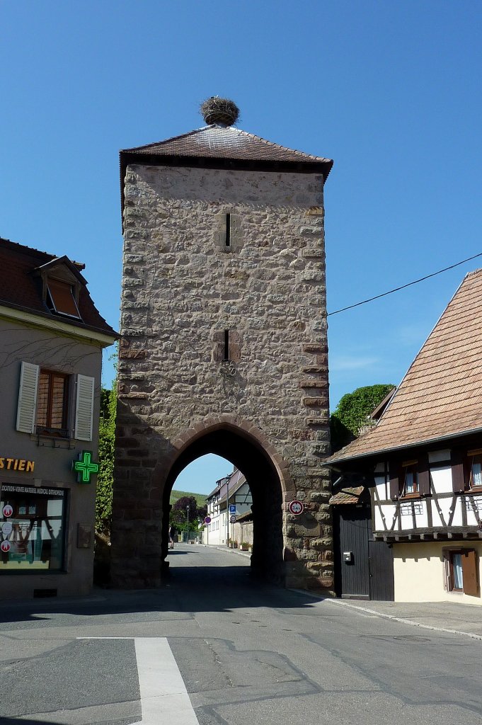 Dambach, das Stadttor der alten Stadtbefestigung, der bekannte Weinort liegt an der Elser Weinstrae, Mai 2011