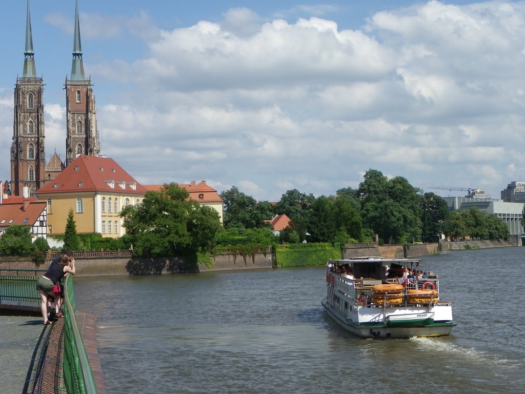 Dampferanlegestelle auf der Sandinsel in Breslau (Wroclaw) mit Blick auf die Dominsel mit dem Dom im Sommer 2012