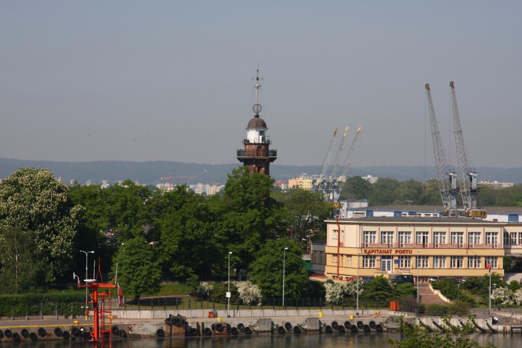 Danzig - Blick von der Westerplatte auf den alten Leuchtturm an der Hafen-
einfahrt am 22.5.2012.