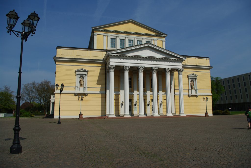 Darmstadt, Altes Landestheater, erbaut von 1818 bis 1819 von G Moller als Hoftheater, Sulenportikus an der Front (10.04.2009)