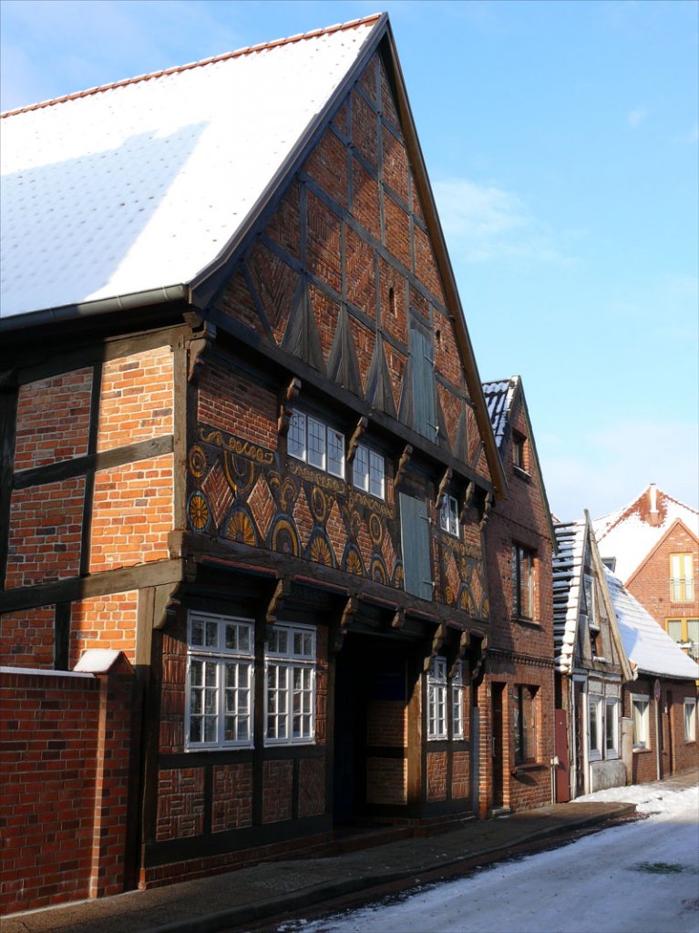 Das 1585 errichtete und 1988 aufwendig restaurierte Blaufrberhaus ist noch eines der wenigen erhaltenen alten Brgerhuser frherer Jahrhunderte in Winsen an der Luhe, 04.01.2010
