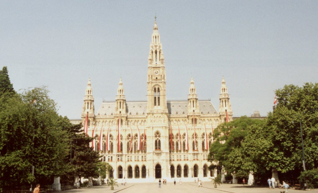 Das von 1872 bis 1883 von Friedrich von Schmidt, vorher Dombaumeister in Kln, erbaute Wiener Rathaus ist der bedeutendste nichtkirchliche Bau Wiens im neugotischen Stil.
Diese Aufnahme stammt vom Mai 1992 (scan vom Bild). 
