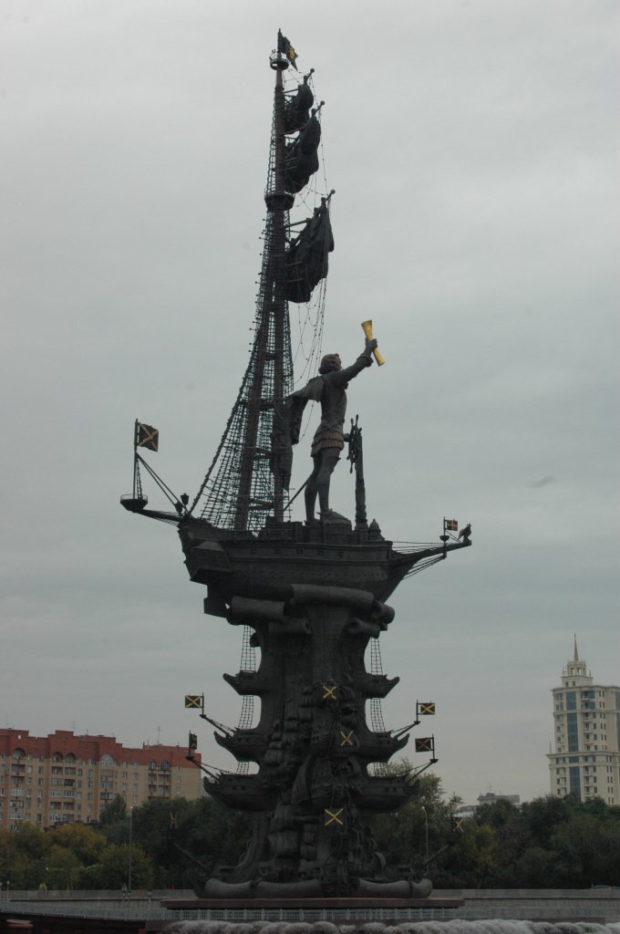 Das 94 Meter hohe Monument steht seit 1997 auf einer knstlichen Insel in der Moskwa und gilt als strittigstes Monument der Hauptstadt, wo man nie verstanden hat, was Moskau denn wohl mit der Flotte verbindet.   Dieses Denkmal soll Peter dem Groen gewidmet sein. Fotografiert am 12.09.2010. 