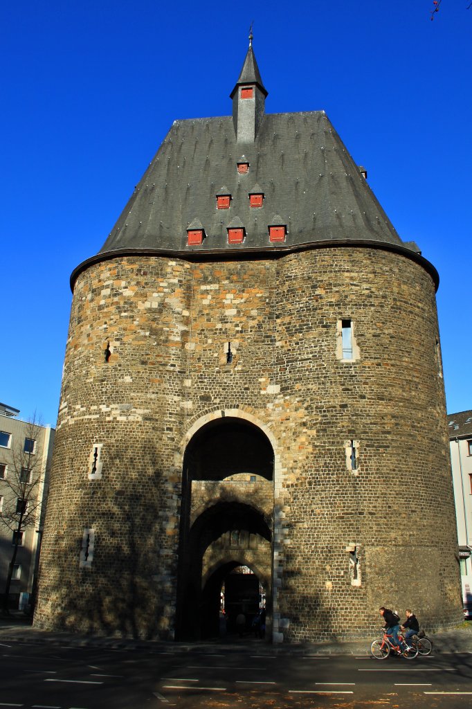 Das Aachener Maschiertor, eins von vier Haupttoren der im 14.-15. Jahrhundert errichteten Stadtmauer. In diesem mchtigen Stadttor war der Hauptwaffenlagerplatz untergebracht, heute befindet sich oberhalb der Torbgen ein groer Raum, der fr Feste gemietet werden kann.