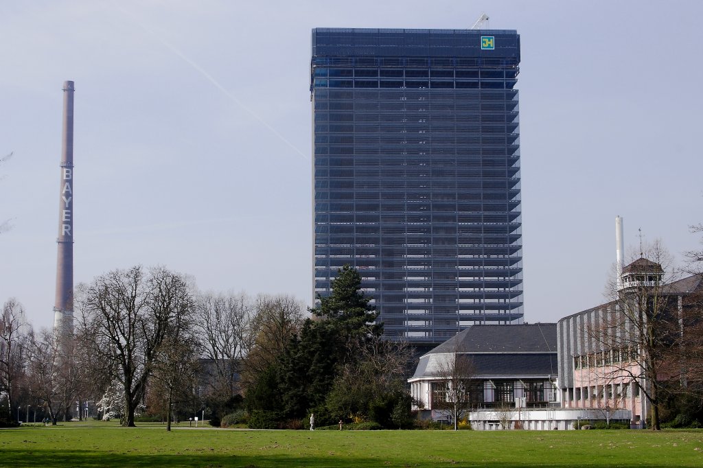 Das im Abriss befindliche Bayer-Hochhaus in Leverkusen, aufgenommen am 24.03.2012 vom Carl-Duisberg-Park aus. Rechts ist ein Teil des Bayer-Kasinos zu sehen.