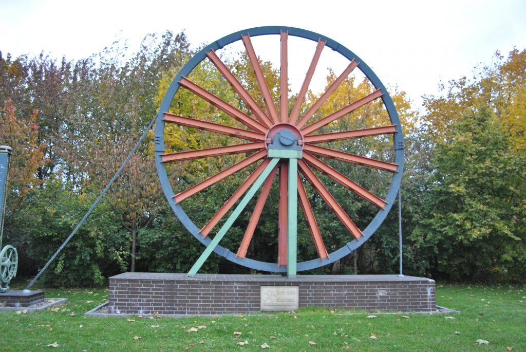 Das alte Frderad von Schacht Hugo in Lehrte, als Denkmal. Foto vom 28.10.10.