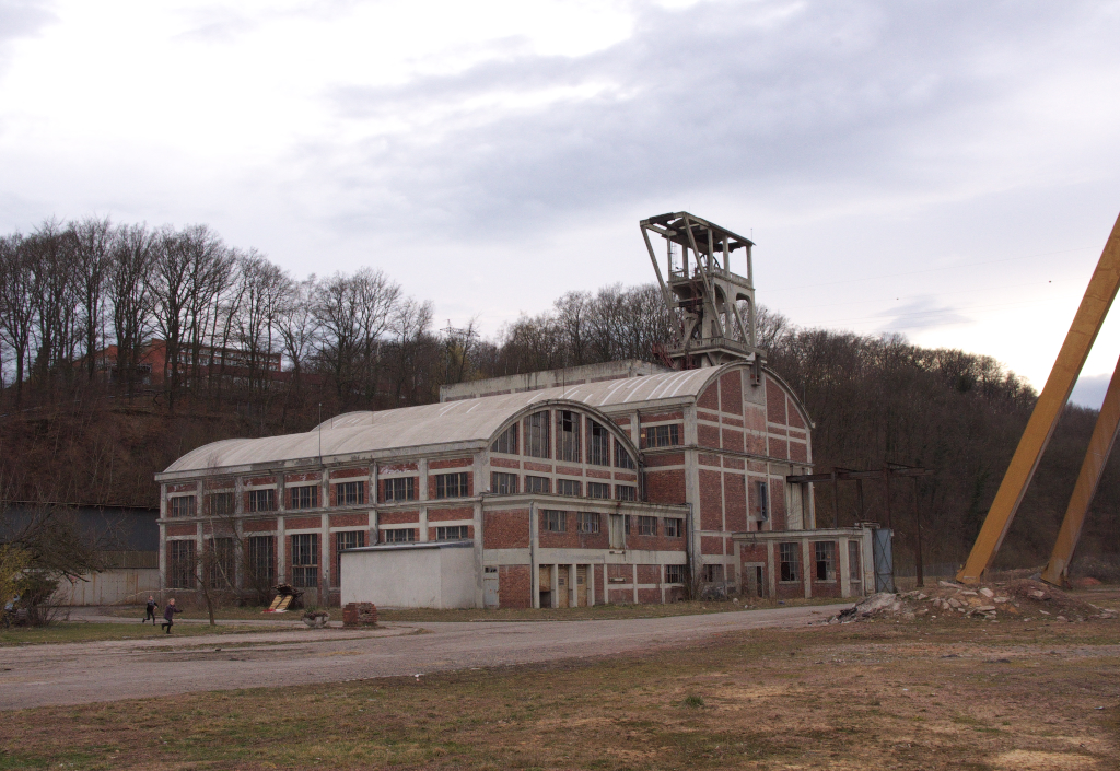 Das Bergbaurevier in Lothringen.

Die Bergwerke in Lothringen sind seit Jahrzehnten stillgelegt.
Fast 60 Schachtanlagen gab es.

Einige Zeitzeugen erzhlen noch die Geschichte des Bergbau im Grenzgebiet Lothringen/Saarland

Le puits Cuvelette Sud in Freyming-Merlebach.

Der letzte noch vorhandene Frderturm aus Beton in dieser Gegend.

Erbaut 1930

Teufe: 668 Meter

Photo vom 12 Mrz 2011