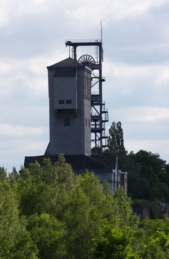 Das Bergwerk oder wie man bei uns sagt: Die Grube Camphausen - 

Zwischen 1871 und 1874 wurden drei Schchte abgeteuft. Durch den Bau der Fischbachtalbahn (heute KBS 681) war die Grube sehr verkehrsgnstig gelegen und konnte auch als  Eisenbahnschacht  bezeichnet werden, da keine lngere eigene Grubenanschlubahn wie zum Beispiel in Pttlingen bentigt wurde.

1990 wurde die Eigenfrderung der Grube Camphausen eingestellt und ber das Verbundbergwerk Reden-Camphausen einige Zeit weiter gefhrt.

Namensgeber war der ehemalige preuische Finanzminister Otto Camphausen.

18.06.2012