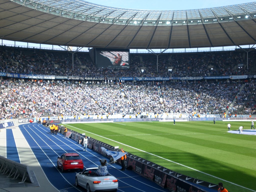 Das Berliner Olympiastdaion von innen.Von meinem Dauerkartenplatz aus fotografiert mit Sicht auf die Ostkurve mit den Herthafans.So ganz nebenbei das war beim Spiel Hertha BSC Berlin gegen Schalke 04 und Endstand war 1:0 fr den FC Schalke 04.