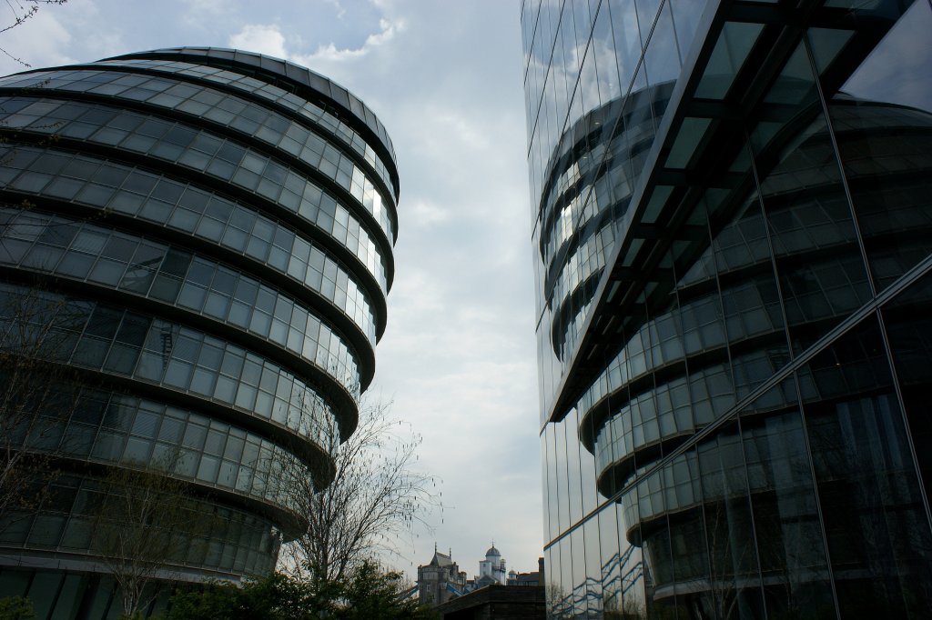 Das Bild ist nicht schief, sondern die Gebude die am linken Flussufer der Themse erbaut worden sind. So hat London nun seinen  Turm von Pisa 
(19.04.2010)