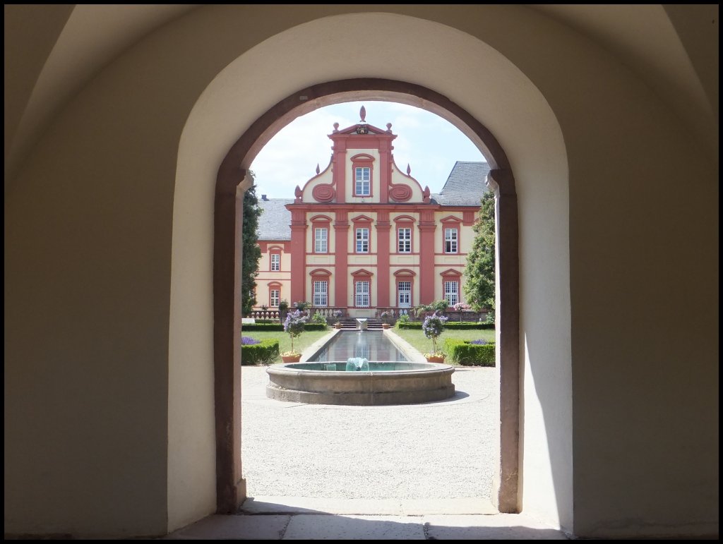 Das Bischfliche Palais mit Domgarten in Fulda am 15.07.2013