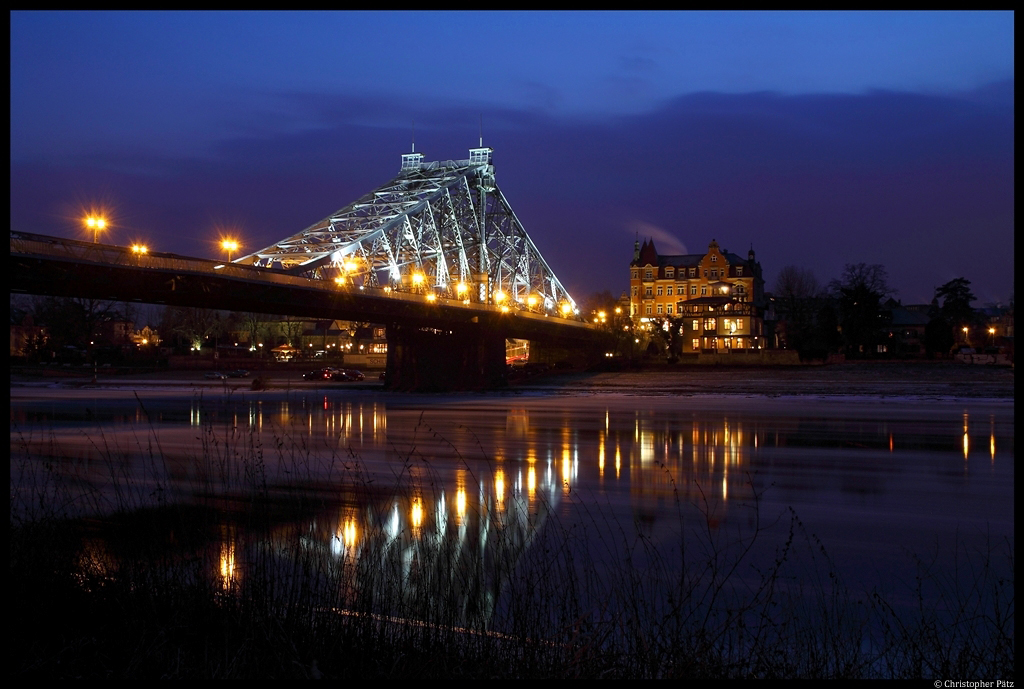 Das Blaue Wunder zu Dresden in der Abenddmmerung. (5.2.2012)