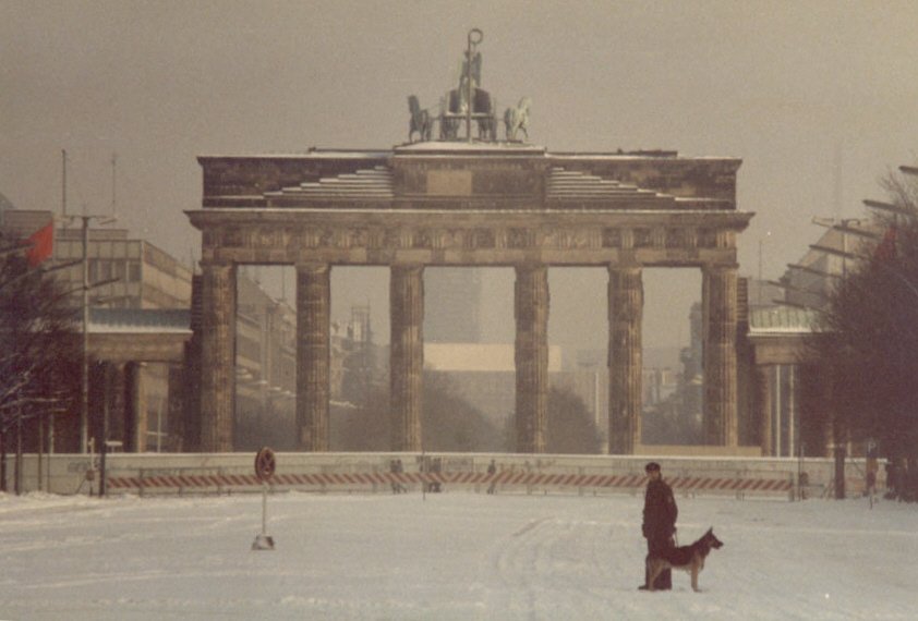 Das Brandenburger Tor noch mit Mauer von der Westseite aus. Aufgenommen im Dezember 1986 ( scan vom Bild).