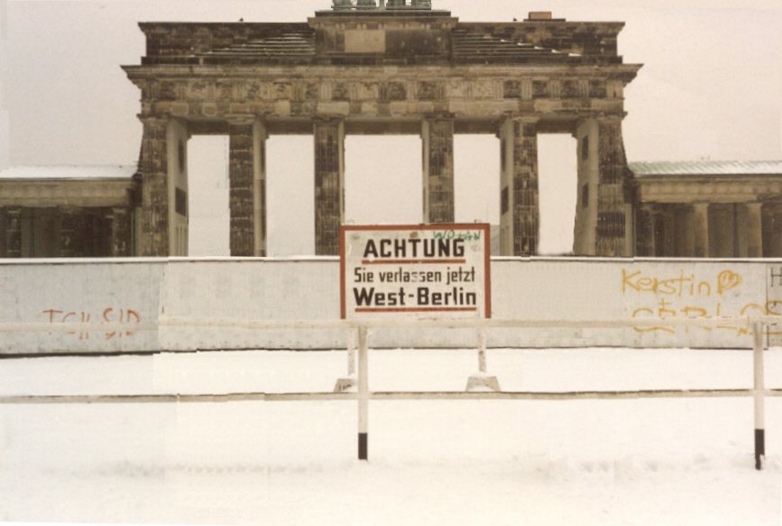 Das Brandenburger Tor noch mit Mauer von der Westseite aus. Aufgenommen im Dezember 1986 ( scan vom Bild).