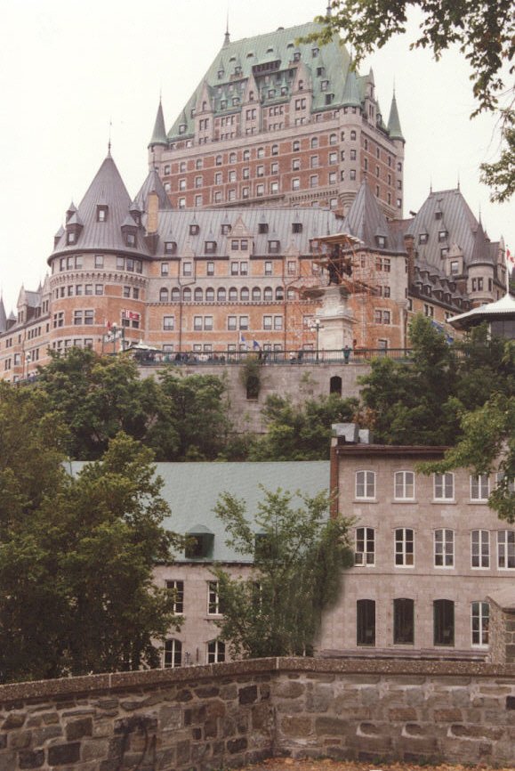 Das Chteau Frontenac ist ein Luxushotel im Zentrum der kanadischen Stadt Qubec und gilt als eine der Hauptsehenswrdigkeiten der Stadt. Gesehen im September 1993 (scan vom Bild).

 