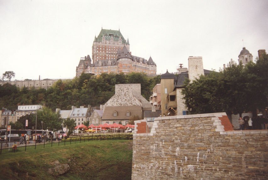 Das Chteau Frontenac ist ein Luxushotel im Zentrum der kanadischen Stadt Qubec und gilt als eine der Hauptsehenswrdigkeiten der Stadt. Gesehen im September 1993 (scan vom Bild). 