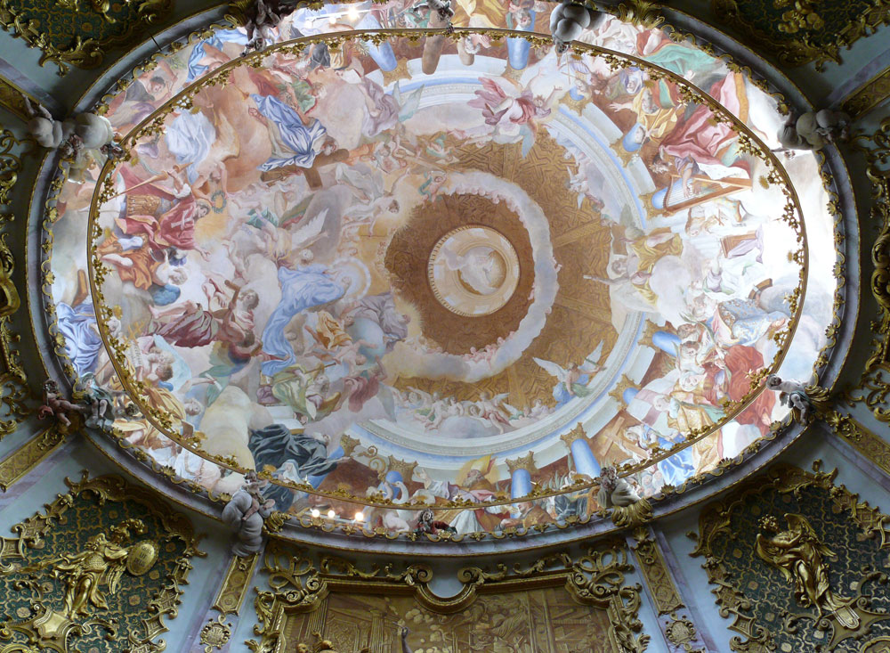 Das Deckenfresko, geschaffen vom Maler Cosmas Damian Asam, in der Kuppel der Benediktiner-Klosterkirche St. Georg stellt die  Ecclesia triumphans  (die triumphierende Kirche) dar; Weltenburg, 04.08.2010