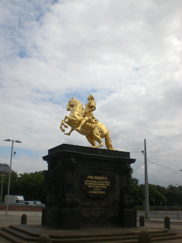 Das Denkmal der Goldene Reiter, erinnert an August den Starken in Dresden-Neustadt.(25.7.2011)