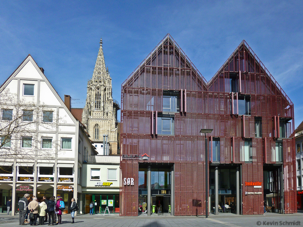 Das Doppelgiebelhaus der <a href= http://www.museumsgesellschaft-ulm.de/ >Museumsgesellschaft</a> mit seiner markanten Lamellenfassade befindet sich in der näheren Umgebung des Münsterplatzes. Einer der Chortürme des Münsters ist im Hintergrund zu sehen. (16.03.2013)