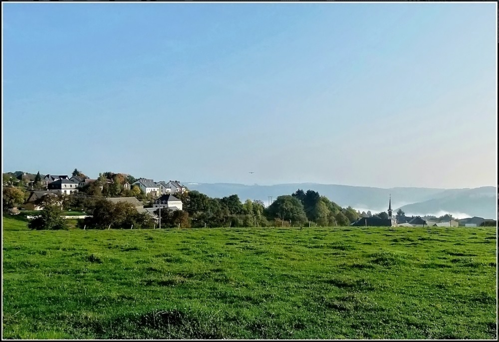 Das Dorf Brden liegt am 09.10.2010 schon in der Sonne, whrend das Sauertal im Hintergrund noch im Herbstnebel verschwindet. (Jeanny) 