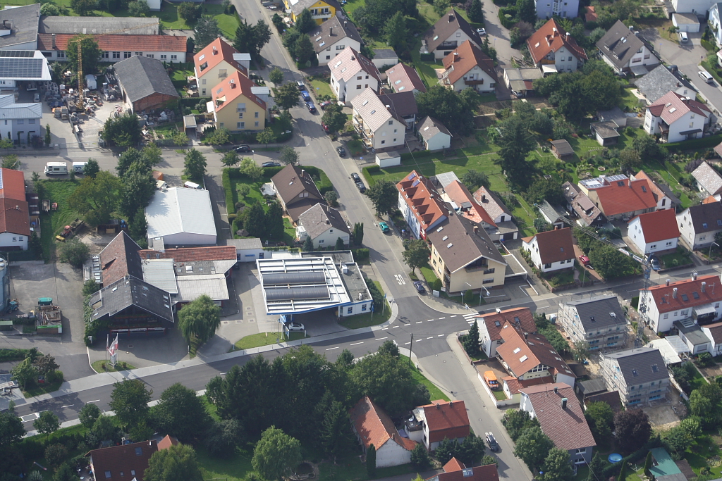 Das Dorf  Grnwettersbach  (in der Nhe von Karlsruhe) aus der Luft. In der Mitte des Bildes ist die Aral-Tankstelle zu erkennen (05.09.10)
