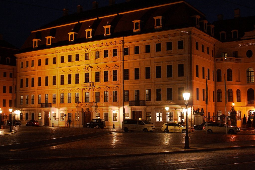 Das Dresdener Kempinski Grand-Hotel  Taschenbergpalais  am spten Abend des 30.08.2012, aufgenommen vom Zwinger aus. (Aufnahme frei Hand, ohne Stativ!)