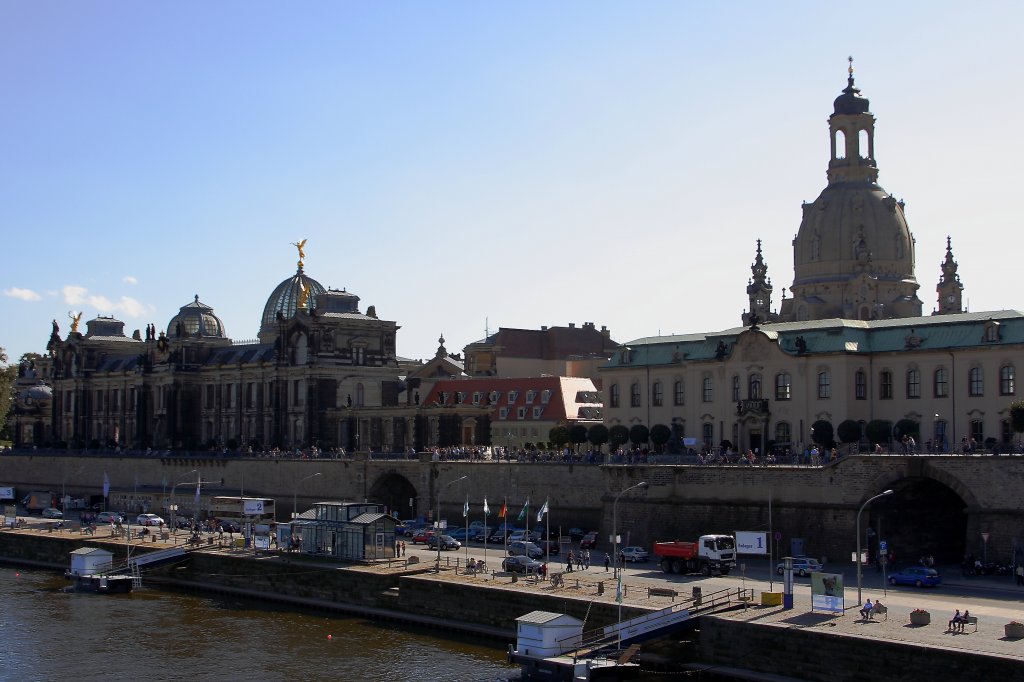 Das Dresdener Terrassenufer mit Anlegestellen der Schsischen Dampfschiffahrtsgesellschaft, der darberliegenden Brhlschen Terrasse, der Akademie der Bildenden Knste (links) und der Frauenkirche (rechts), aufgenommen am 06.10.2011 von der Augustusbrcke aus.