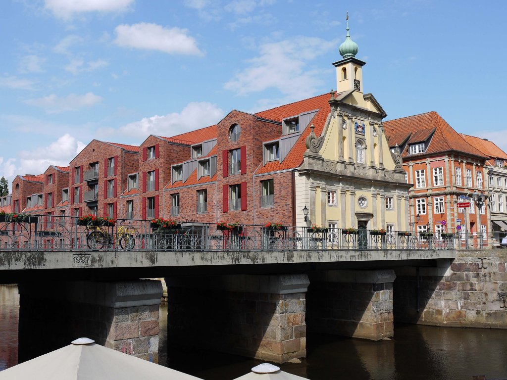 Das ehemalige Alte Kaufhaus in Lneburg wurde, nachdem es im Jahre 1959 einer Brandstiftung zum Opfer fiel, als 3* Hotel aufgebaut. Einzig die erhaltene Fassade von 1742 vermittelt noch den Glanz aus der Barockzeit; aufgenommen von Am Stintmarkt am Ufer der Ilmenau; 10.07.2012