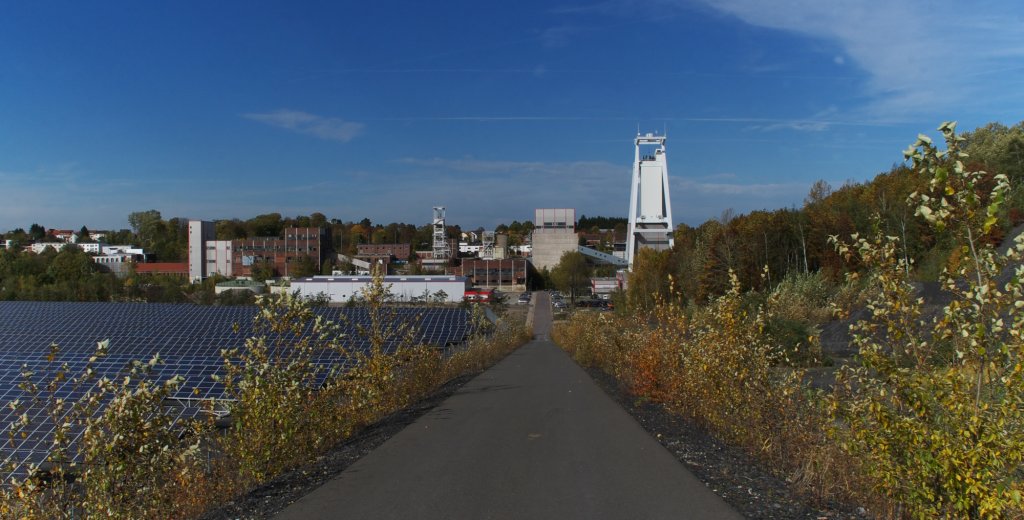 Das ehemalige Bergwerk Gttelborn, von der Kohle zur Solarenergie.
Die Grube Gttelborn im Saarland stellt ein Symbol der verfehlten Kohlepolitik dar, wurde doch der neue, neue Zeiten versprechende Frderturm IV nur wenige Jahre lang genutzt.

90 Meter reckt sich der Frderturm von Schacht IV in die Hhe und ist damit der hchste in Europa.

18.10.2012 Anlage der ehemaligen Grube Gttelborn mit Halde und Solarpark.