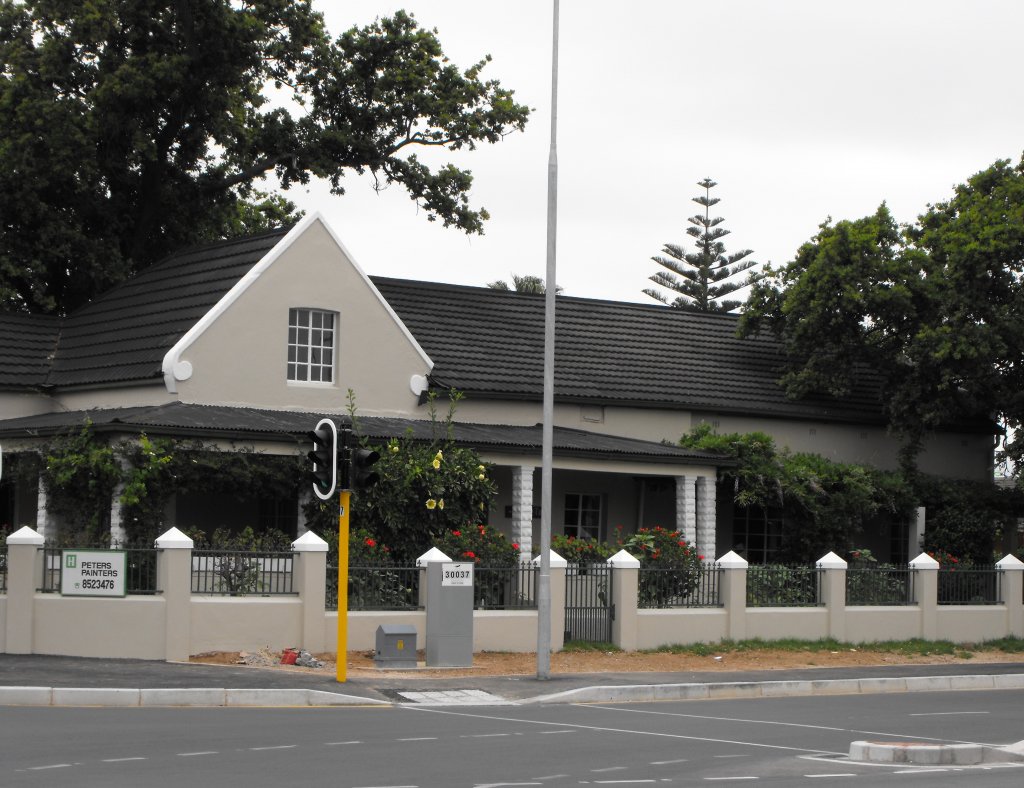 Das ehemalige Zollgebaeude an der alten Sir Lovrys Pass-Strasse ist durch Strassenbaumassnahmen leider sehr bedraengt. Westansicht. Somerset West, 27.11.2010
