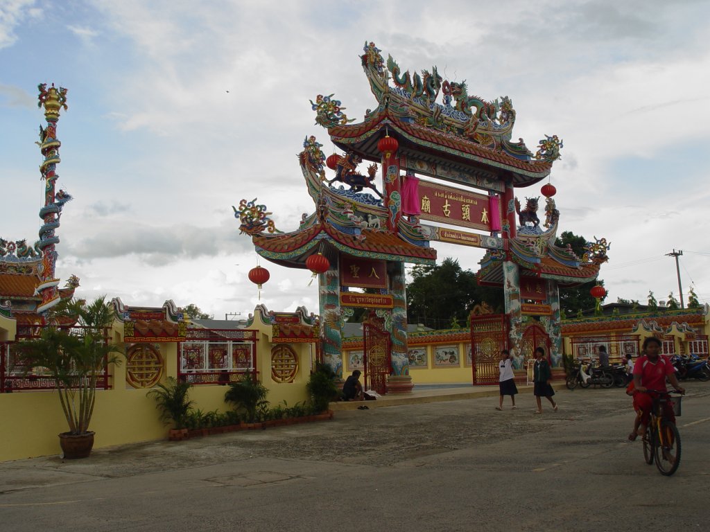 Das Eingangstor zu einem chinesischen buddhistischen Tempel in der Kleinstadt von Lamplaimat im Nordosten Thailands (22.06.2010)