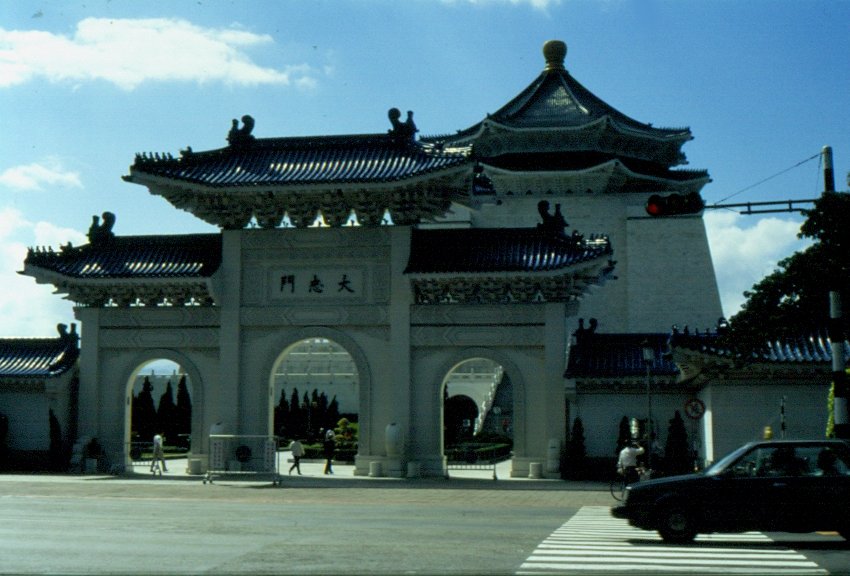 Das Eingangstor zum Areal der Chiang-Kai-shek-Gedchtnishalle, hinter dem Tor zu sehen, in Taipeh im November 1988