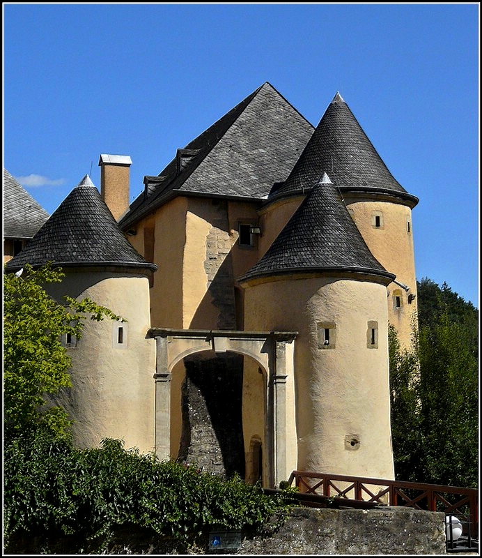 Das Eingangstor zum Schloss in Bourglinster an einem schnen Sommertag. 21.08.2010 (Jeanny)