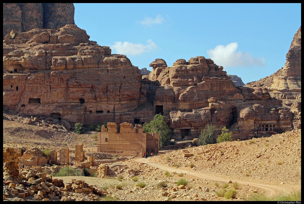 Das einstige Stadtzentrum von Petra mit dem Haupttempel Qasr al-Bint. (25.11.2012)