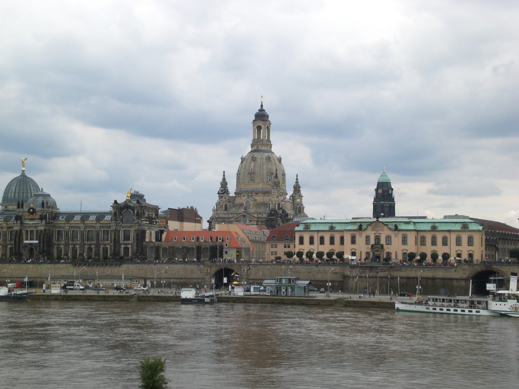 Das Elbufer und der obere Teil der Dresdner Frauenkirche.(25.7.2011)