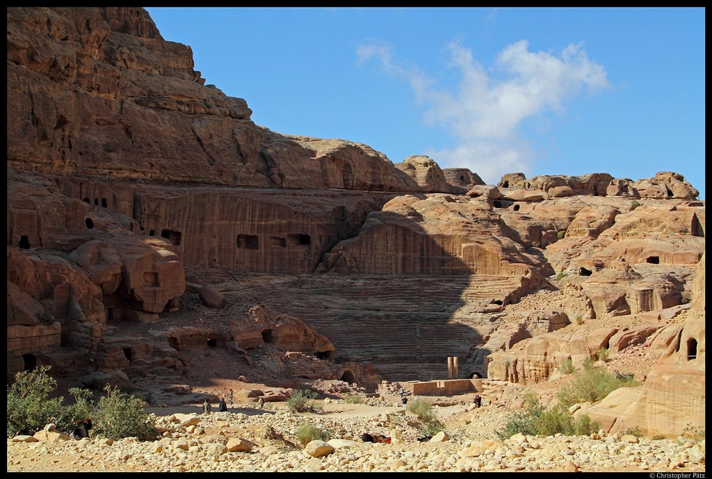 Das im ersten Jahrhundert errichtete rmische Theater von Petra wurde wie die Fassaden in den Fels gemeielt. (25.11.2012)
