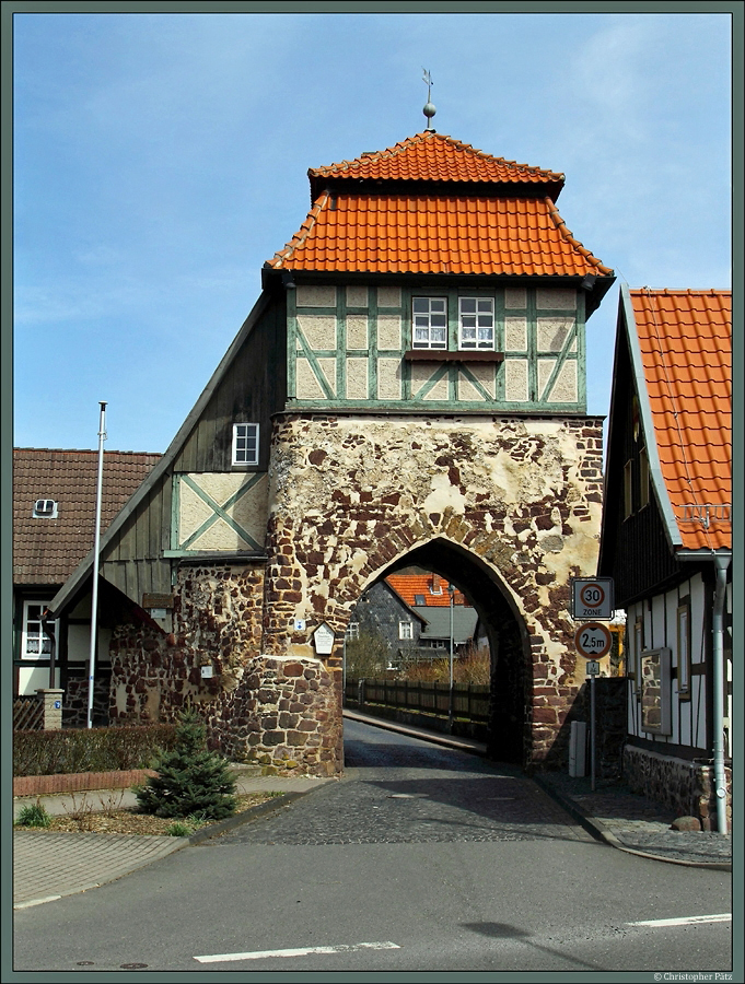 Das etwa 1450 erbaute Stadttor von Neustadt/Harz beherbergt heute das Heimatmuseum des Ortes. (20.04.2013)