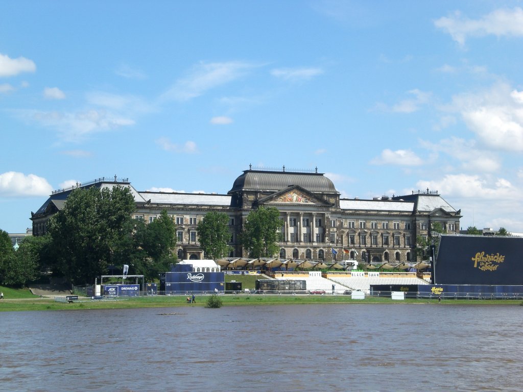 Das Finanzministerium des Landes Sachsen in Dresden und davor das Freiluftkino Filmnchte am Elbufer.(24.7.2011)