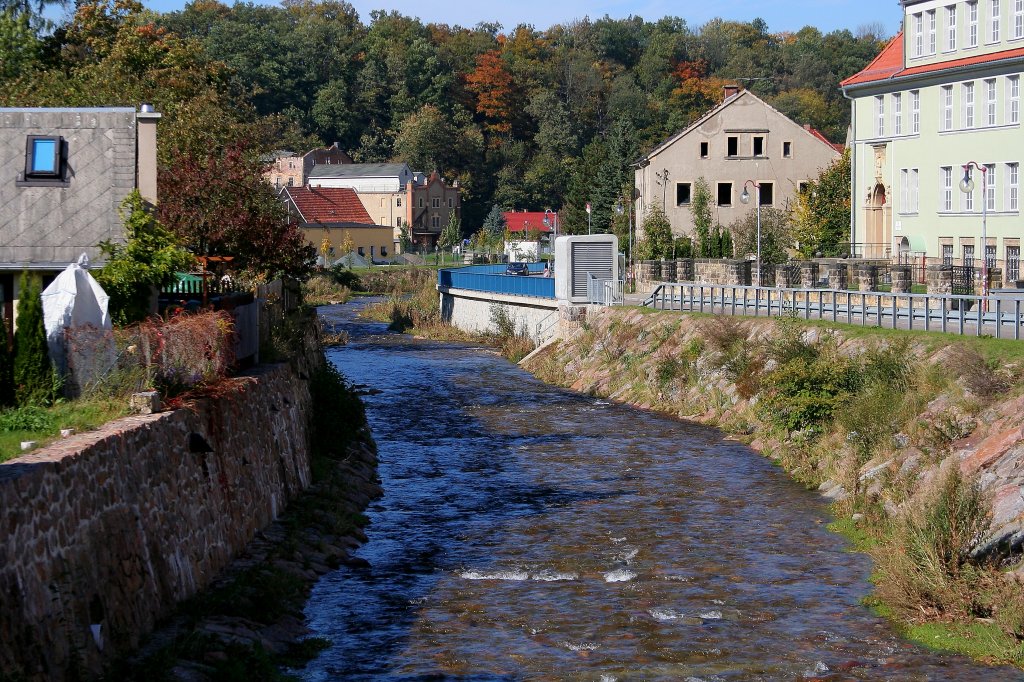 Das Flchen Weieritz in der schsischen Kreisstadt Dippoldiswalde. (Aufnahme vom 09.10.2010)